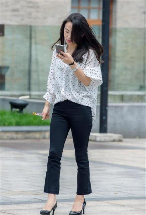  #温文尔雅#街拍：美女穿黑色上衣配白色短裙，温文尔雅，清新靓丽