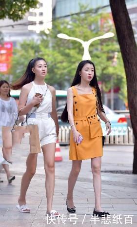  「白皙」路人街拍：美女一袭飘逸的长裙露出白皙的美腿，看上去高挑动人