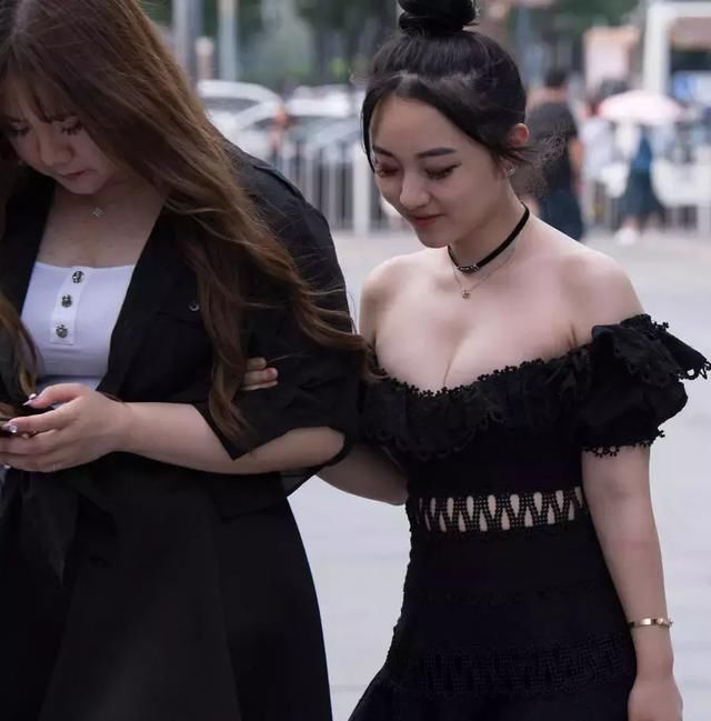 婴儿肥小姐姐低胸紧身裙裹出丰腴饱满的圆润曲线，吸睛无数