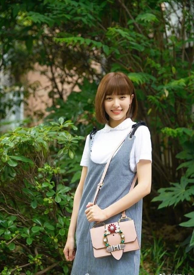 唐嫣白衬衫搭背带裙清新阳光，剪了短发的她活脱脱的十八岁!
