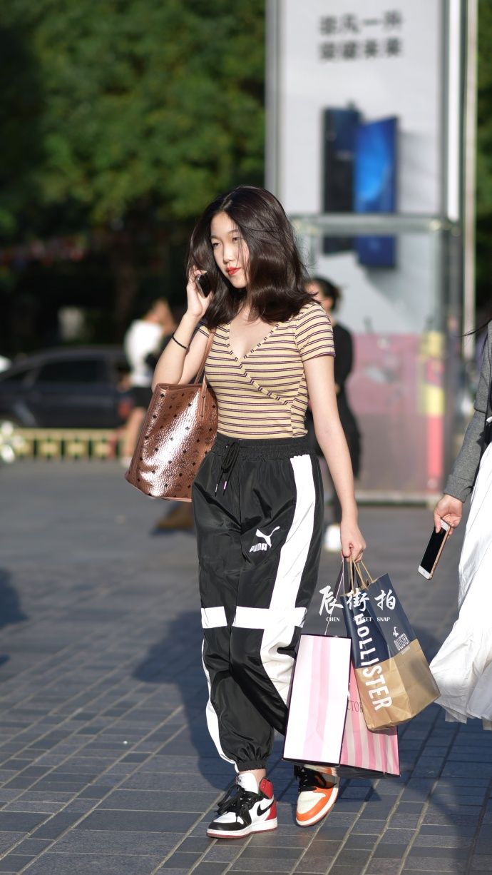 街拍:一眼被小姐姐长腿所吸引,腿与“交通工具”的差距,好扎心