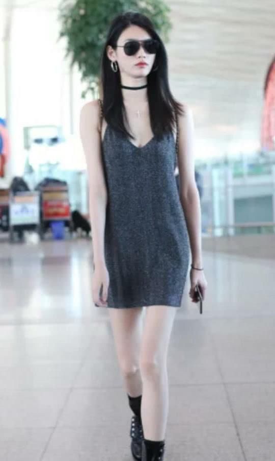 奚梦瑶吊带清凉袭人，“小樱桃”凸显，看到脚上鞋的子，全部懵圈