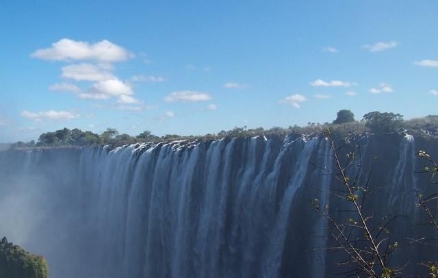 世界上库容最大的水库：总投资4.8亿美元，牺牲了80位工人的生命