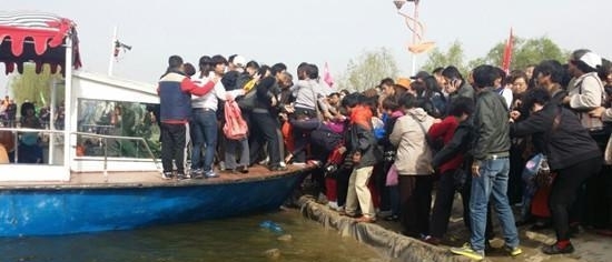 游客购买门票后不让进, 只能在门口出游玩! 中国最坑人的景区!