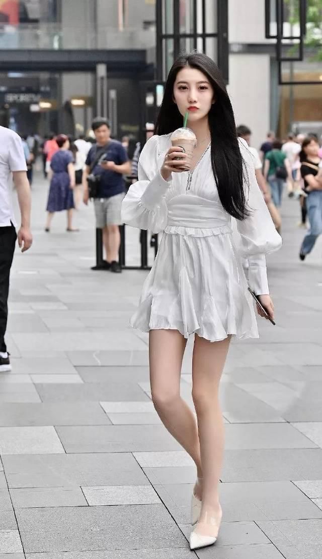  「面料」女生穿搭高跟鞋搭配乳白色超短裙，清新自然又美丽动人
