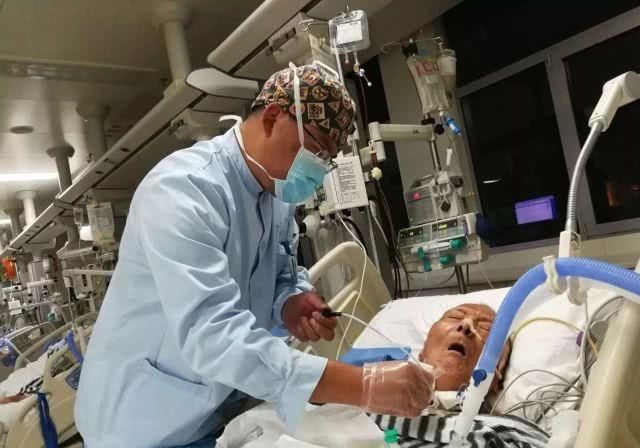 辟谣！“急救改用吸痰机