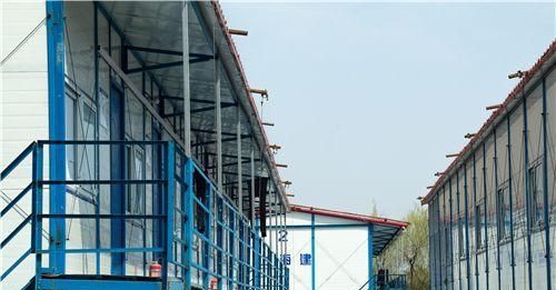 农民在自家宅基地上建铁皮屋违法吗？这些情况会被拆除！