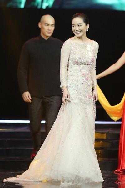 俞飞鸿一席裹身礼服, 网友: 46岁的女人真不该穿这样!