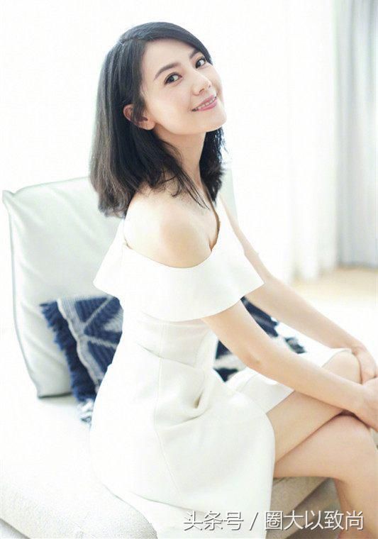 38岁霍思燕和39岁高圆圆，同穿斜肩裙，网友：腿长和腿短一目了然