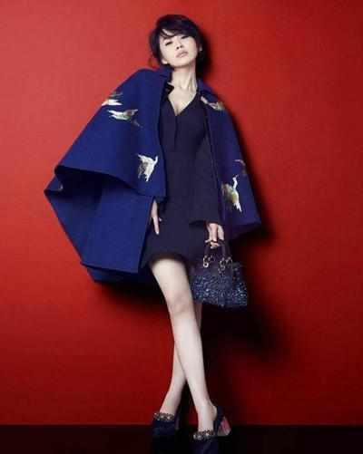 50岁许晴出席活动一件睡衣长裙惹争议，网友：这是真嫩