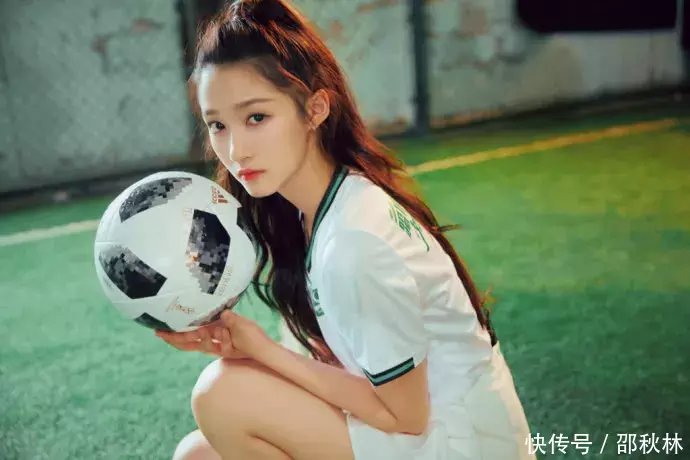 柳岩、徐冬冬足球宝贝大比拼，把T恤穿的好紧欲秀蛮腰，撞上也不