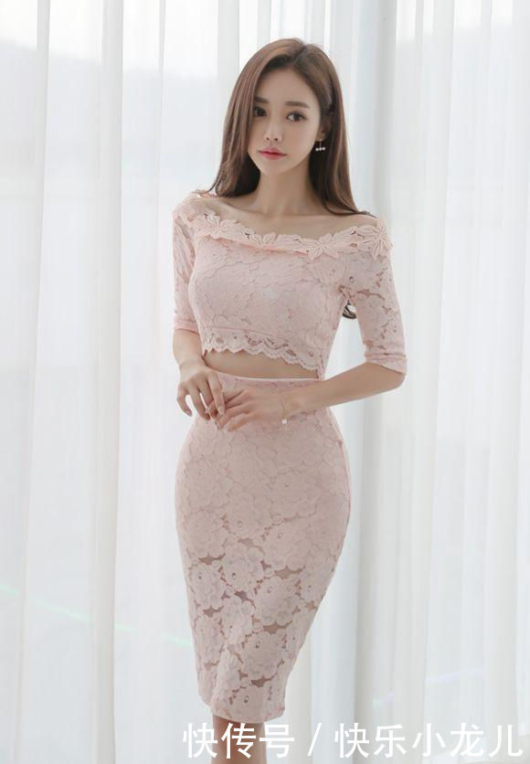  『美女』街拍：个性潮流的紧身裙美女，腿部显得更加修长