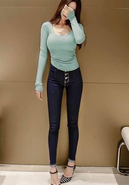 紧身打底裤穿出青春活力的气质，让你更加的轻松随意！