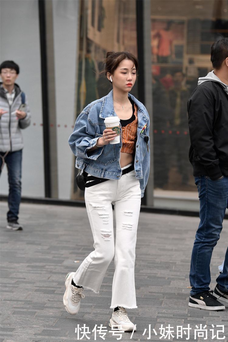  『蓝色』街拍：美女蓝色牛仔夹克搭配白色牛仔裤，上面几道割开，非常个性!