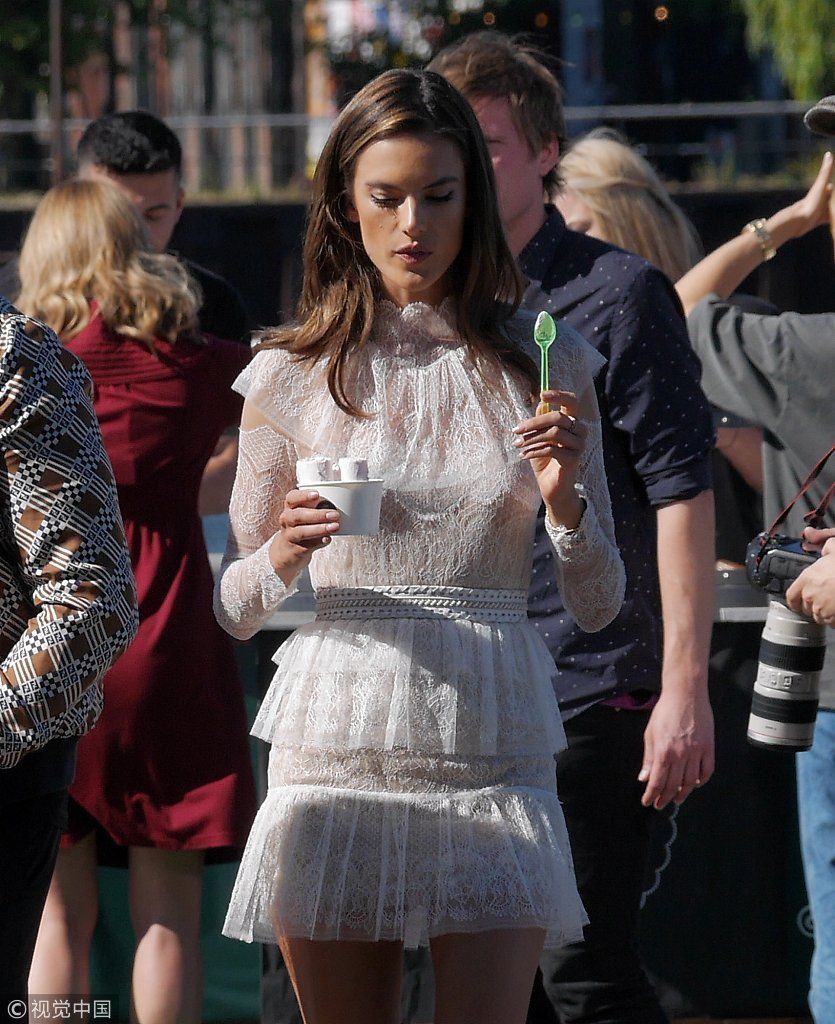 超模安布罗休穿白纱裙晒纤细大长腿  边走边吃冰淇淋暴露“吃货”