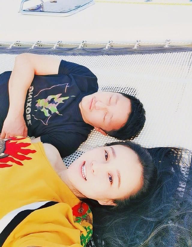 凹凸■穿大T也难掩凹凸美，冉莹颖火辣不减当年！短裤凹出比基尼既视感