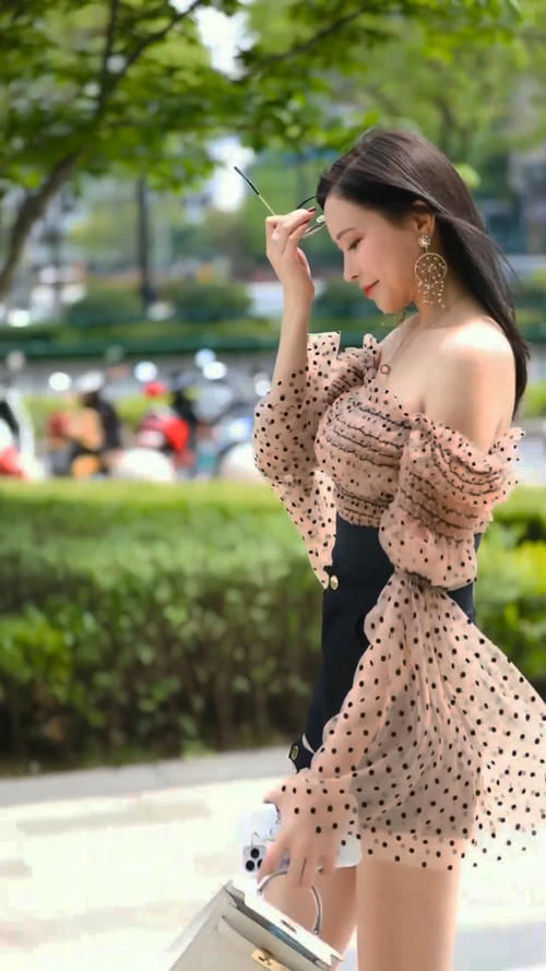  姑娘|街拍：豹纹一字肩搭配黑色短裤，修长双腿迷人眼，二十岁也有轻熟风