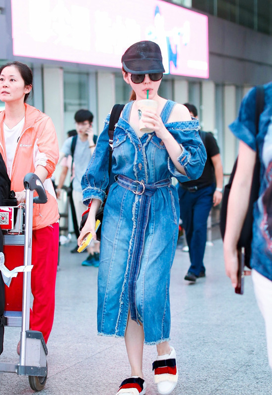 张靓颖终于穿对了，身穿一字肩牛仔连衣裙，时髦到飞起！