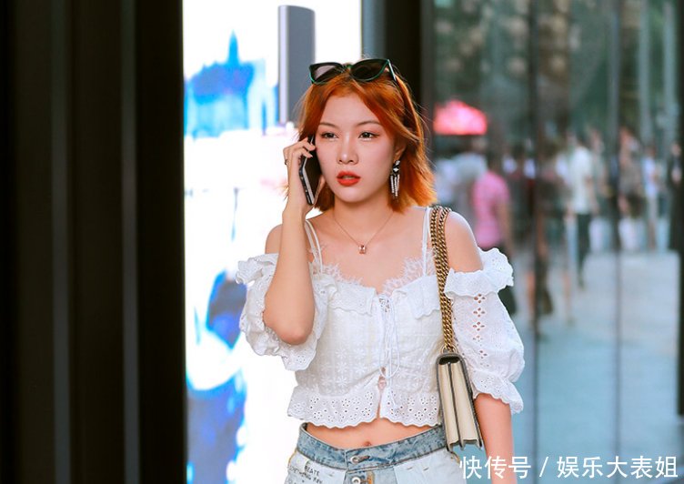 时尚街拍黑色连衣裙小姐姐,大秀丰腴身材,尽显腿部线条!