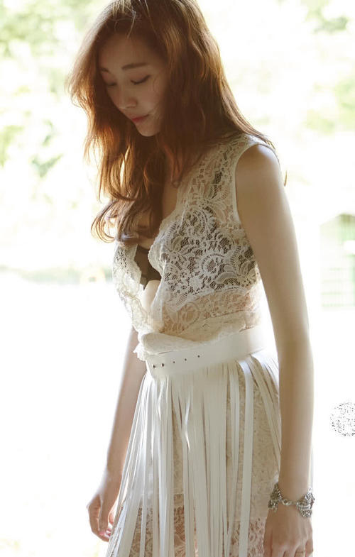 气质小姐姐蕾丝长裙大秀凹凸有致好身材，素面朝天更显精致