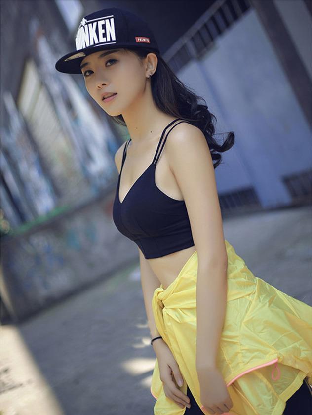 美女坚持健身 穿上吊带背心的瞬间 大家都眼睛亮了