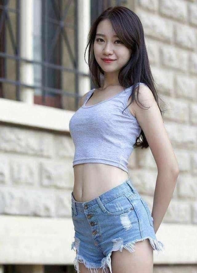 白皙:街拍:小姐姐穿露脐吊带,白皙腰肢很迷人,牛仔短裤增添青春气息