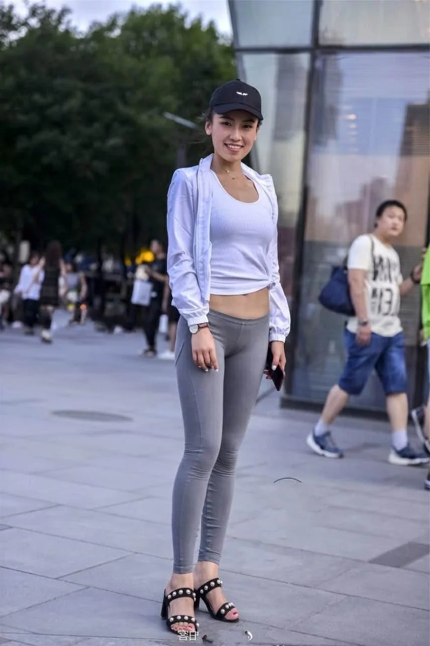 夏季小姐姐完美曲线,尽显完美身材,在这样一个季节在大展风采