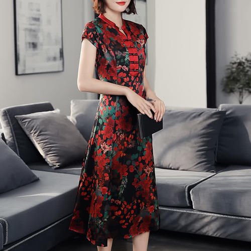 40岁女人这样穿才高雅！“素雅裙＋平鞋”，高贵大方超时尚