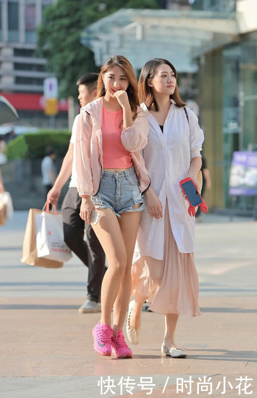 街拍：漂亮高挑前卫的小姐姐，外表上休闲清爽给人清纯的感觉！