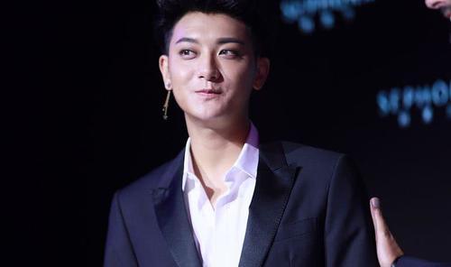 美瞳、眼线都hold不住了！美妆博主黄子韬胖了一圈还撞脸王思聪？