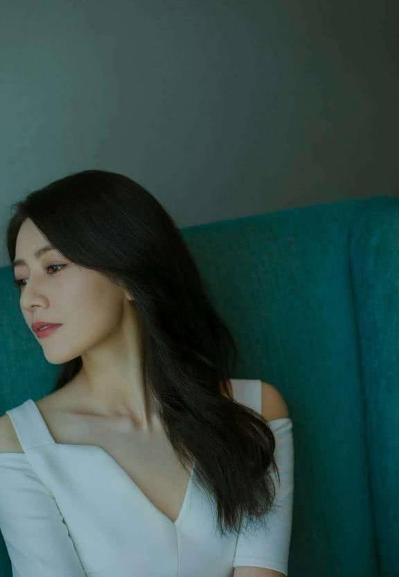 高圆圆身穿蓝色连衣裙清纯似少女，网友：女神都是这么逆龄吗？