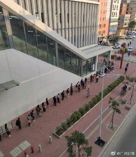  「控制」广州地铁节后首次客流控制 网友：熟悉的早高峰回来了