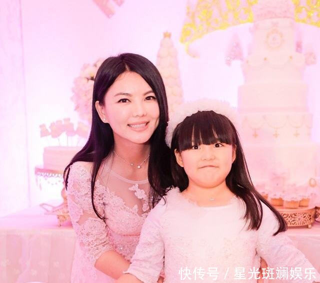 「 身体的曲线」不愧称得上是“贵妇”,李湘可太雷人了!“镀金”长裙肉感十足