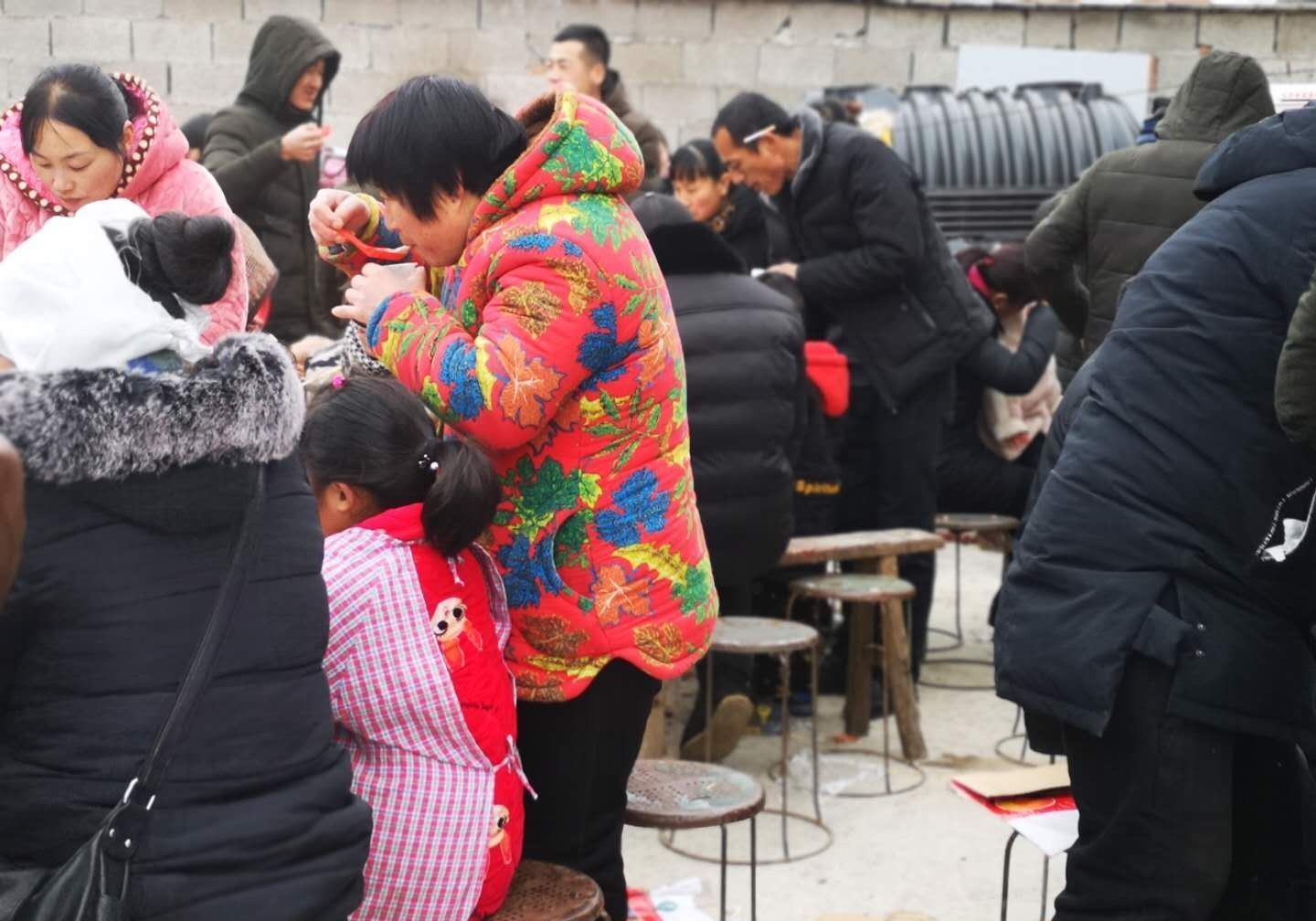 城里人看不懂，农村露天大席，穿着睡衣站着吃