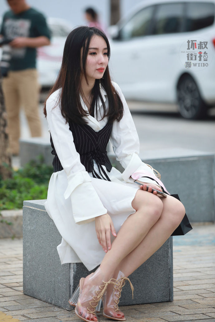 路人街拍,小姐姐的鸟笼包包,才真的有艺术