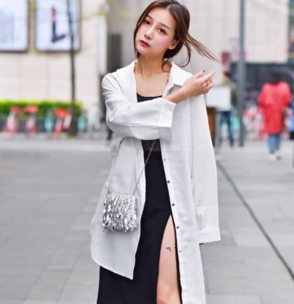 街拍：时尚飘逸优雅大方的小姐姐，穿着性感靓丽完美凸显女人曲线