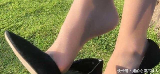 细高跟时尚尖头的设计，修饰纤细的脚型，彰显优雅“迷人”的风采