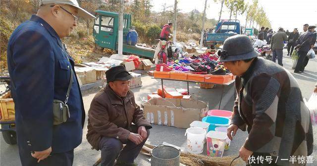 农民大爷忍痛卖稀罕宝贝，路人嫌旧货，少人问津
