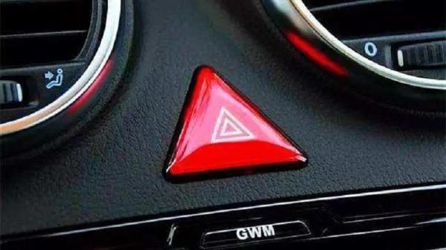  高速：高速上遇到下暴雨，到底开雾灯还是双闪？很多车主弄错了