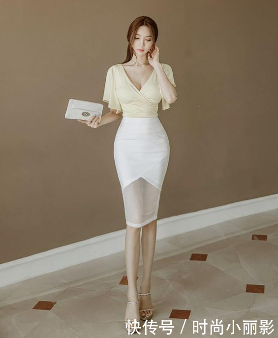 曲线身段的紧身裙美女，彰显独特魅力，很招人喜欢！