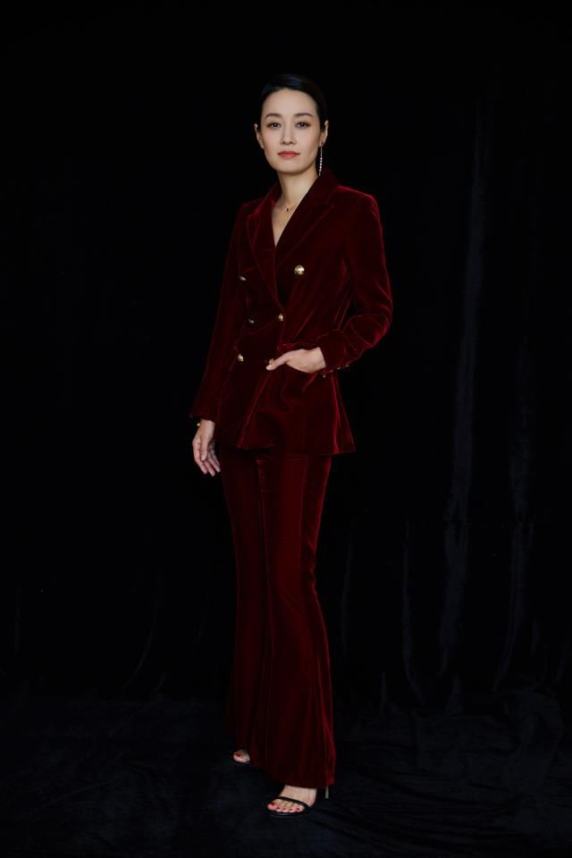 短发多年的马伊琍突然扎起马尾，一身红气场炸裂，竟美到不敢认