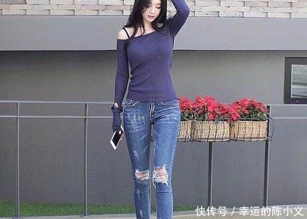 「阳光」身材很好的阳光女孩, 搭配塑型的牛仔裤, 魅力十足!