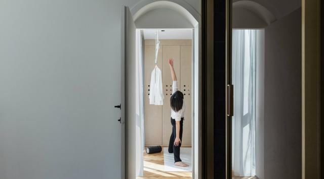  【设计】72㎡新房的高级场面：一进门就被吊顶吸引，隐形踢脚线太赞了！