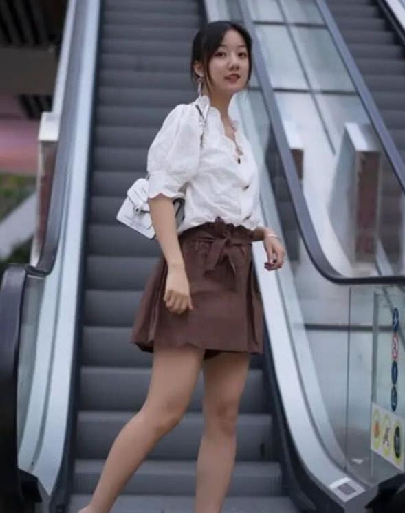 『优雅』街拍:皎若秋月的美女,一件白色上衣配红色半身裙,优雅大方迷人