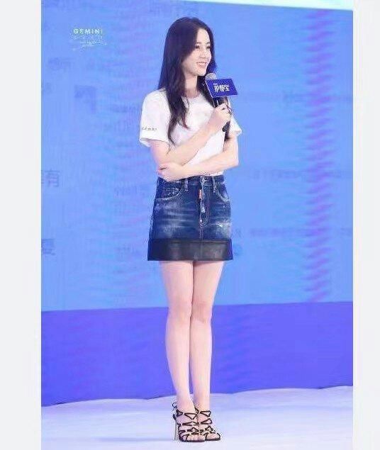 迪丽热巴的美腿少不了这些高跟鞋，网友直言这么高高跟鞋真恐怖！