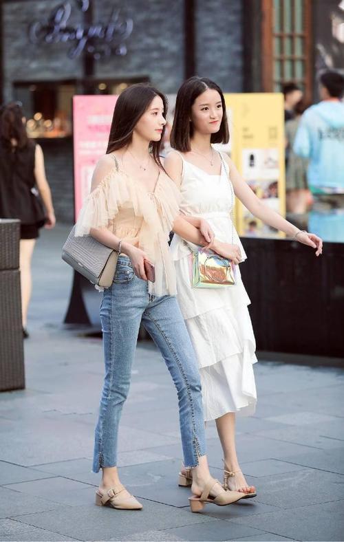 街拍：街头辣妹有胸有长腿有身材，仙女也不过如此