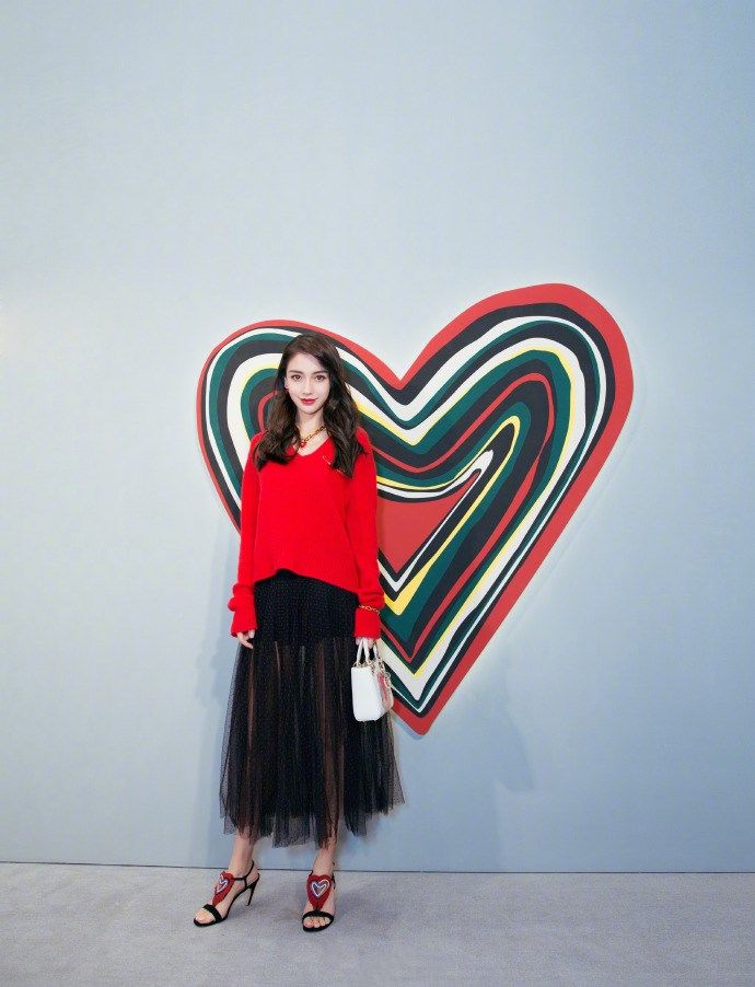 baby黑纱长腿亮相某活动，爱上你的小脚丫