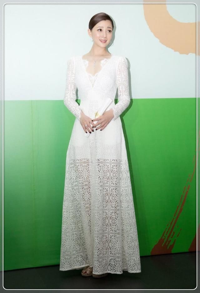 39岁殷桃又美回来了！身穿银色亮片裙惊艳，显优雅又大气！