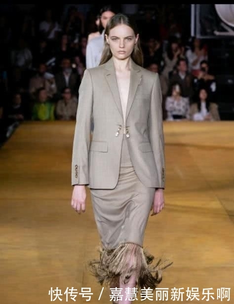 『报纸印花』西服如何搭配?春天西服那样穿,时尚潮流复古时尚的时尚范,谁穿谁美!