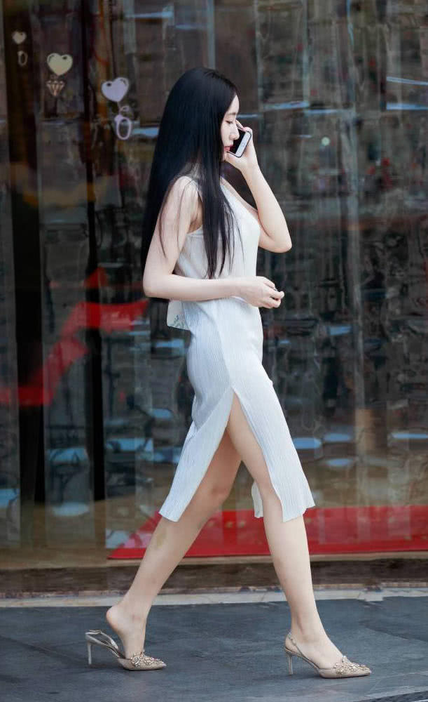 冰肌玉骨丽质天成，凹凸有致的小姐姐，修身穿搭勾勒出迷人的S曲